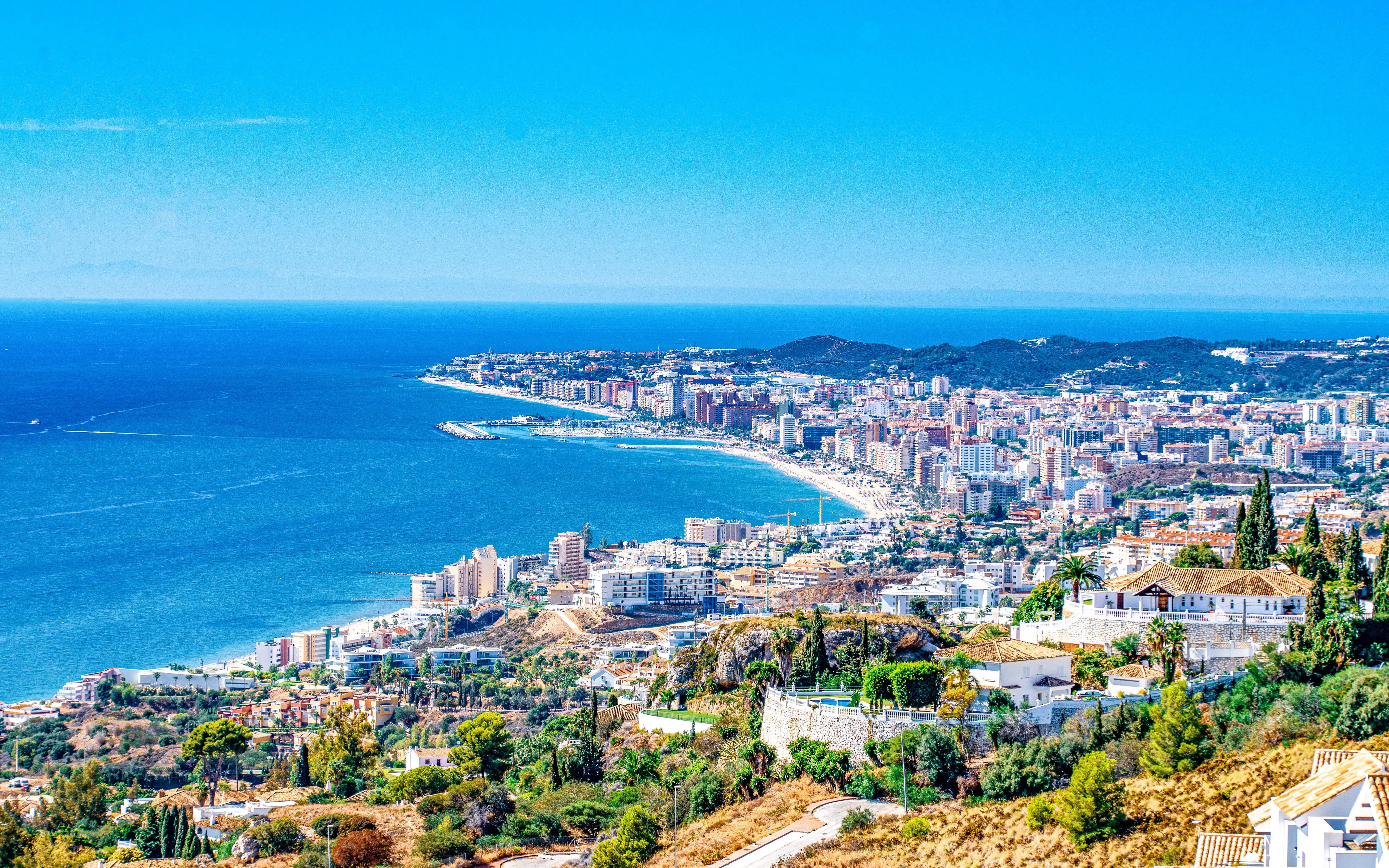 碧海蓝天下的海滨城市风光 5120×3200 预览图