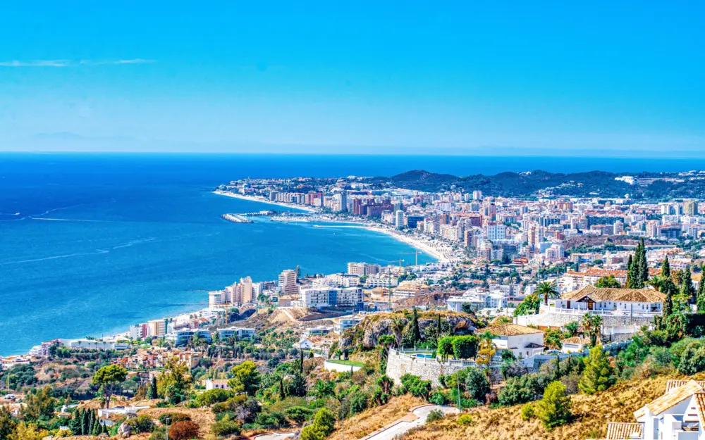 碧海蓝天下的海滨城市风光 5120×3200